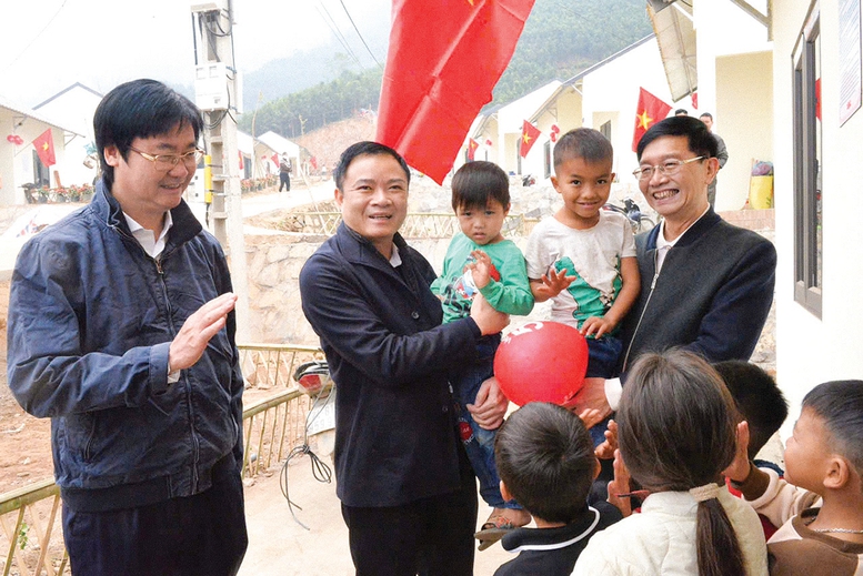 Lãnh đạo Petrovietnam và Công đoàn Petrovietnam chung vui cùng bà con nhân dân thôn Kho Vàng - Lào Cai, khi thôn được tái thiết sau trận bão lịch sử năm 2024