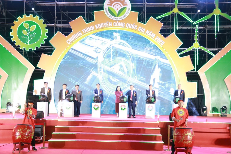 Các đại biểu thực hiện nghi thức khai mạc Hội chợ - Ảnh: BTC