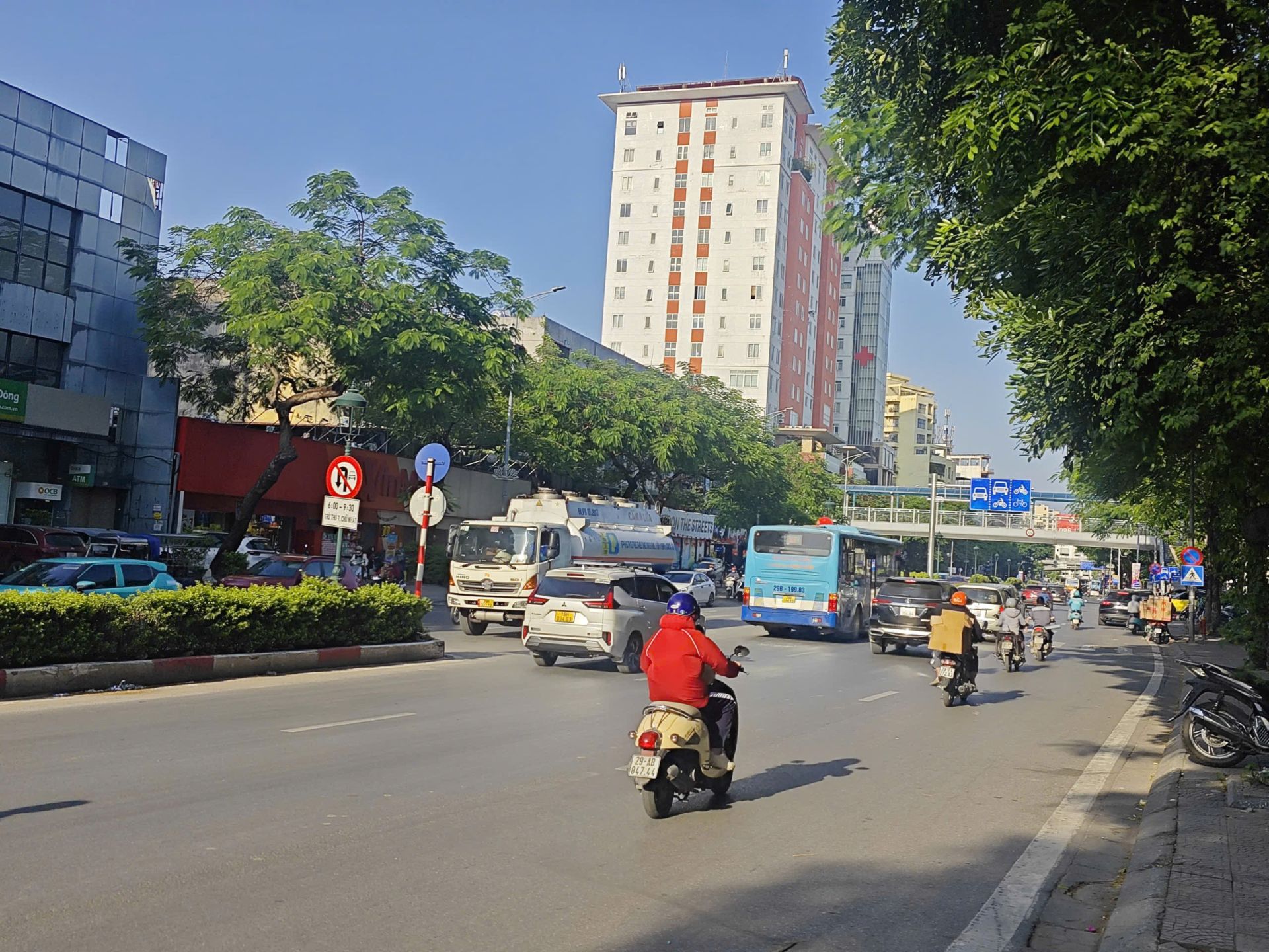 Thời tiết ngày 27/11: Hà Nội trời nắng, Nam Bộ mưa rào và dông rải rác