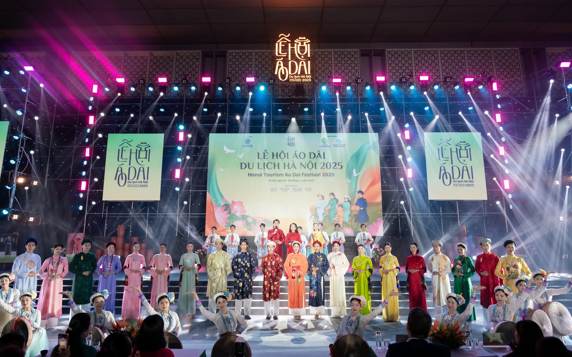 Du lịch Hà Nội thăng hoa nhờ chuỗi sự kiện văn hóa - lễ hội cuối năm