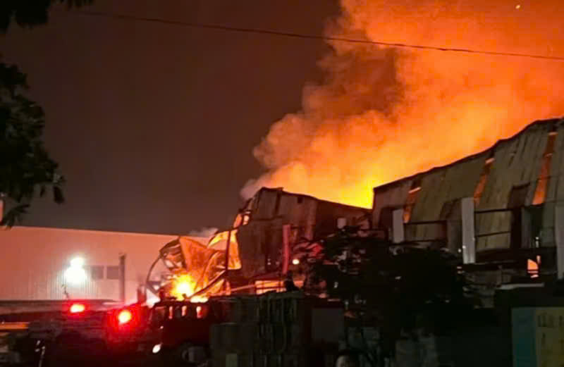 Đám cháy lan rộng hàng nghìn mét vuông nhà xưởng. (Ảnh: tổng hợp)