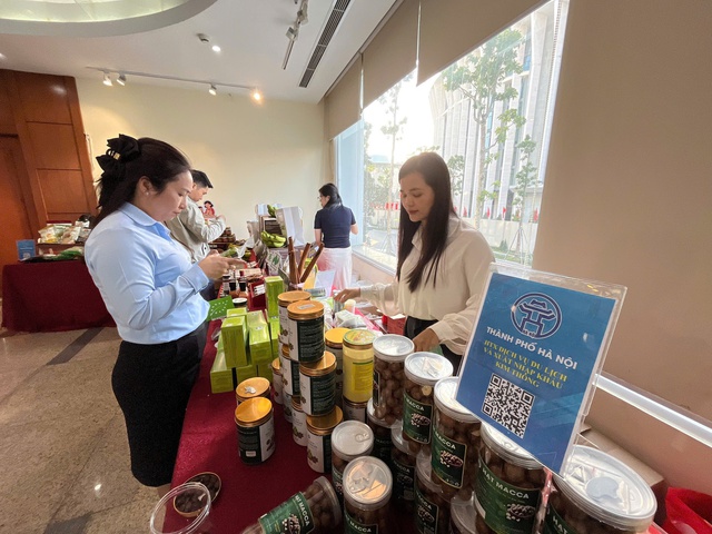 Một số sản phẩm được trưng bày tại hội nghị. Ảnh: VGP/Thiện Tâm