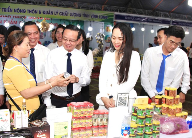 Phó Chủ tịch UBND TPHCM Bùi Minh Thạnh cùng các đại biểu tham quan gian hàng tại triển lãm. Ảnh: Đ. Trang