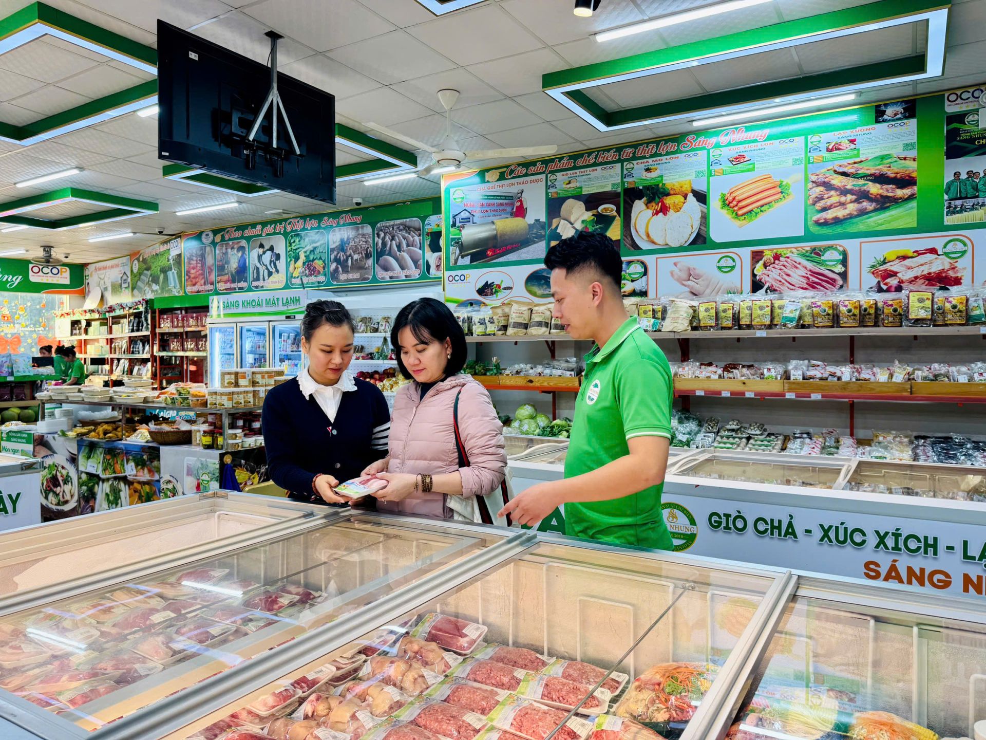 Nhân viên HTX hướng dẫn khách lựa chọn sản phẩm tại cửa hàng.