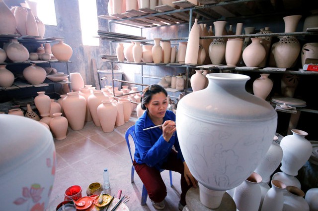 Sản xuất gốm, sứ tại Làng nghề Bát Tràng, Hà Nội. Ảnh: VGP/Minh Anh.