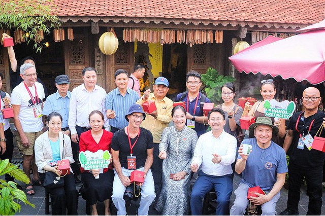 Đoàn phóng viên quốc tế thăm Trung tâm Tinh hoa Làng nghề Việt tại xã Bát Tràng. Ảnh: VGP.