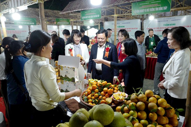 Các đại biểu tham quan các gian hàng tại tuần hàng. Ảnh: Ngọc Quỳnh
