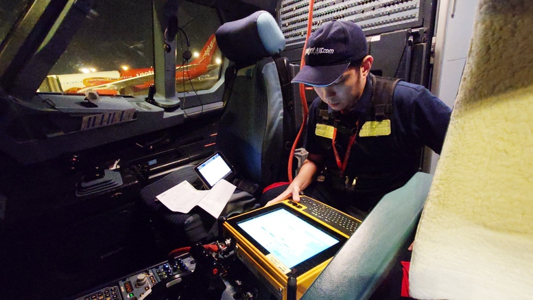 Kỹ sư Vietjet đã cập nhật xong phần mềm