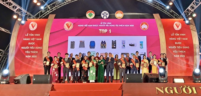 Các doanh nghiệp có sản phẩm, dịch vụ lọt Top 1 "Hàng Việt Nam được người tiêu dùng yêu thích".Ảnh: VGP/TL