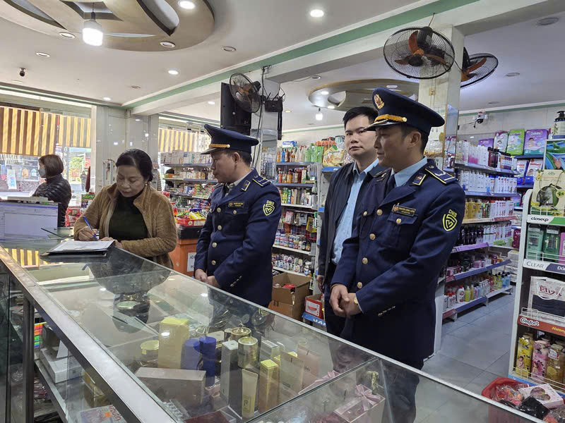 Lực lượng Quản lý thị trường Tuyên Quang kiểm tra, hướng dẫn, tuyên truyền một hộ kinh doanh trên địa bàn. (Ảnh: Văn Thi)