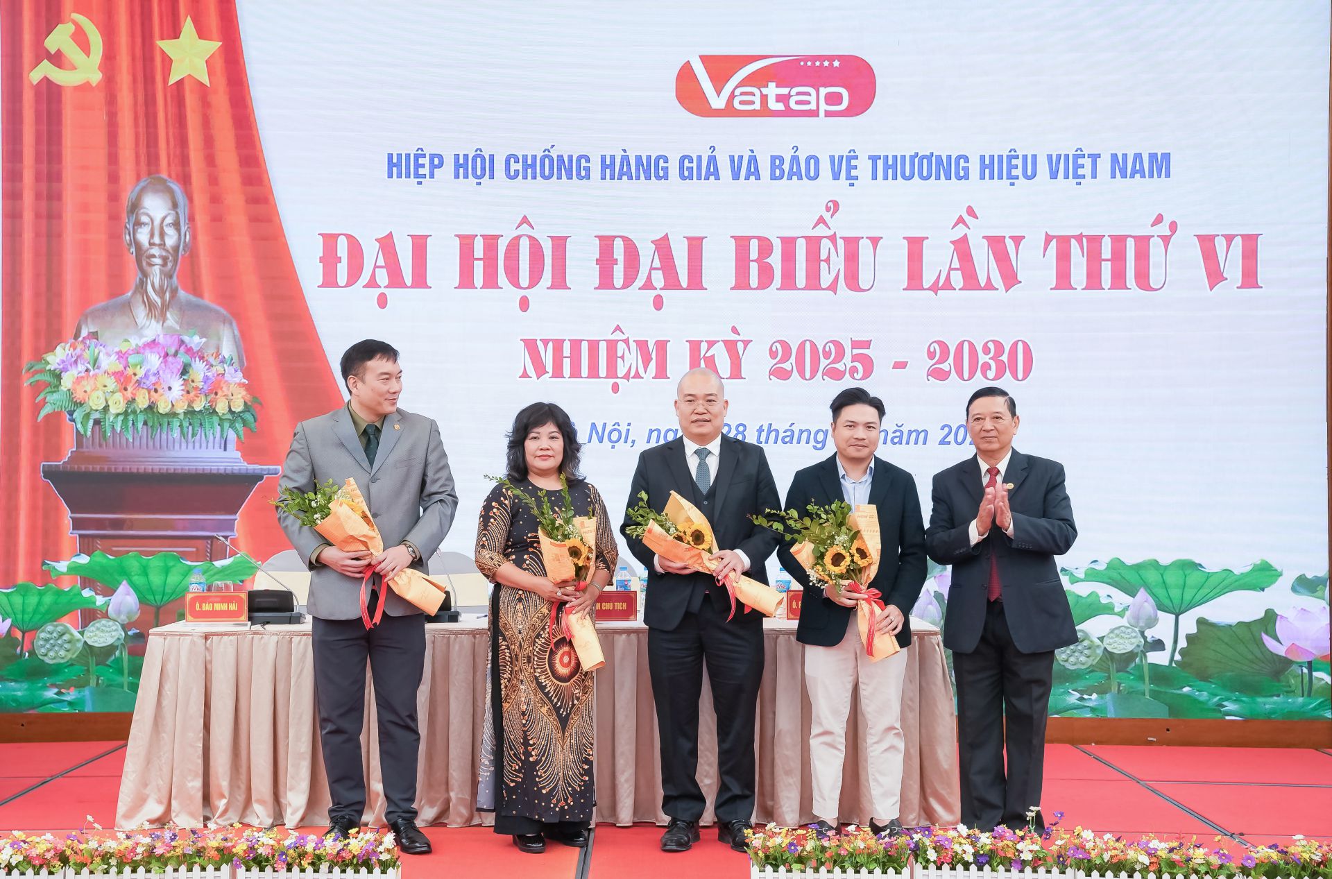 Tổng giám đốc Vianco Trần Chiến Thắng (đứng giữa) cùng Ban lãnh đạo Hiệp hội VATAP nhiệm kỳ VI ra mắt Đại hội.