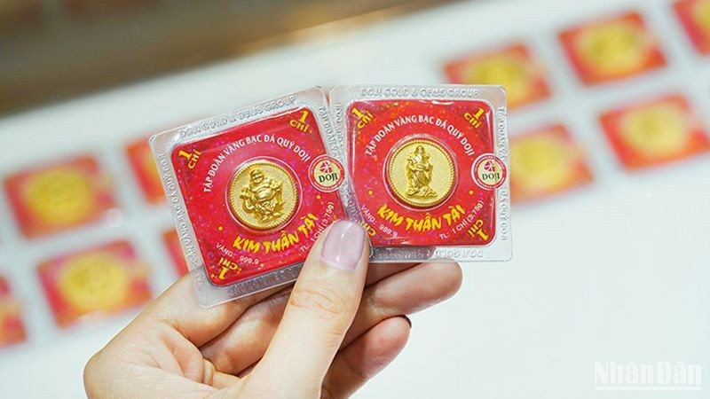 Vàng miếng đứng yên, vàng nhẫn SJC giảm