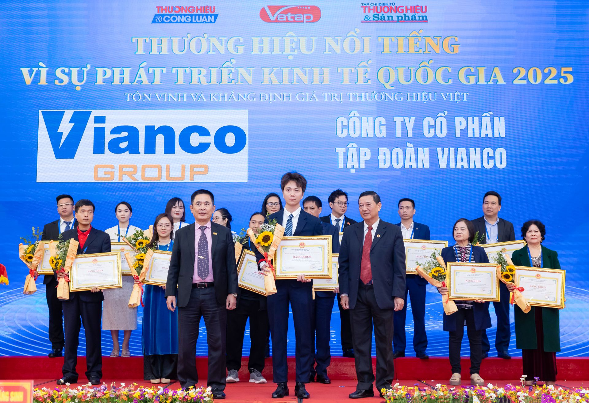Đại diện Vianco vinh dự nhận bằng khen thành tích xuất sắc trong công tác xây dựng và bảo vệ thương hiệu năm 2025 của Hiệp hội VATAP.
