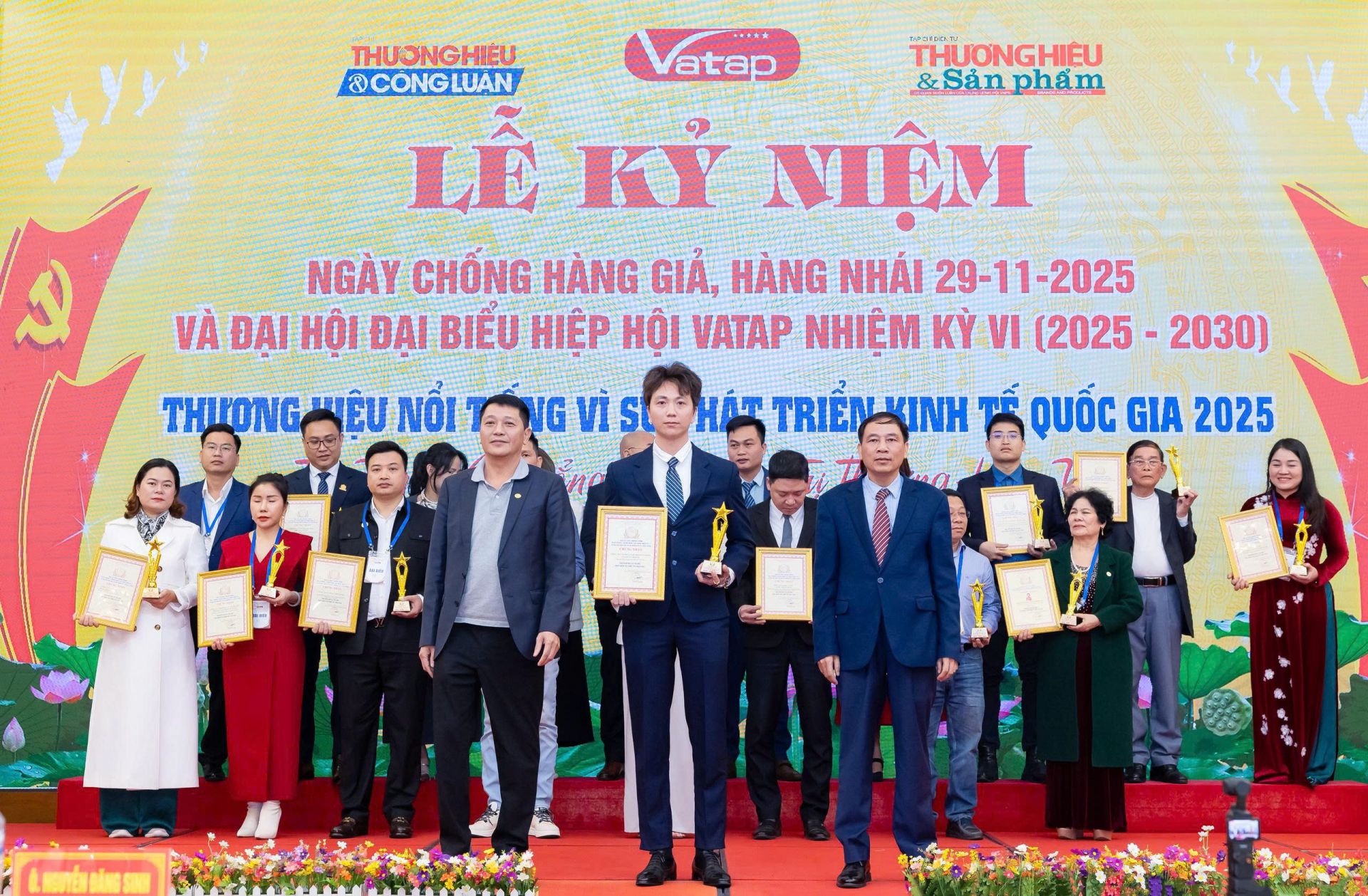 Đại diện Vianco vinh dự nhận cúp và bằng khen “Thương hiệu nổi tiếng vì sự phát triển của kinh tế quốc gia năm 2025” của Hiệp hội VATAP.