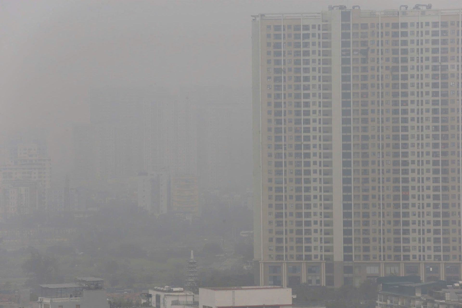 Bụi mịn ảnh luôn ở ngưỡng báo động đỏ tại Hà Nội. (Ảnh: Tổng hợp)