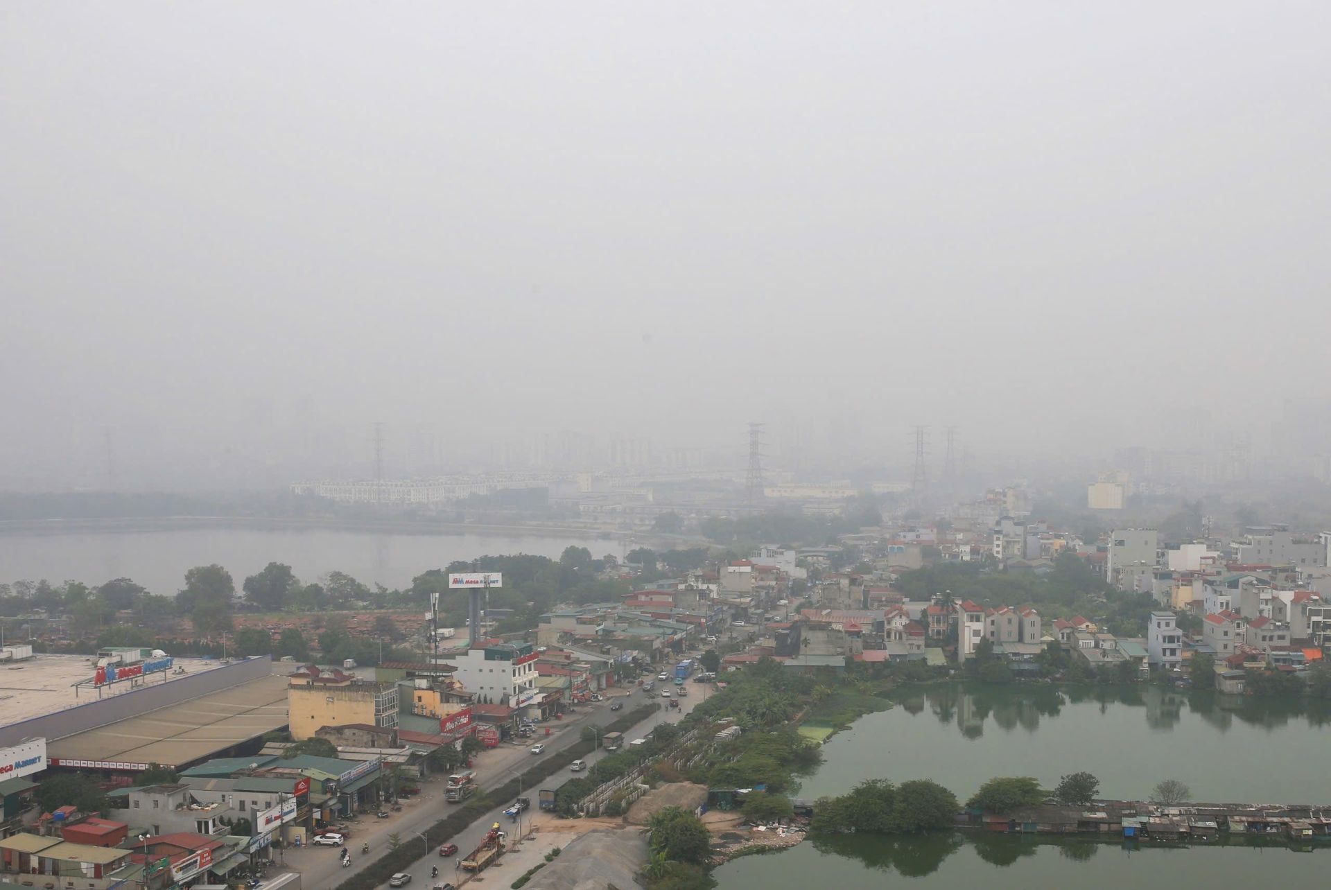 Khu vực nội đô Hà Nội trong tình trạng mờ đục do nồng độ bụi mịn tăng cao ngày 3.12.