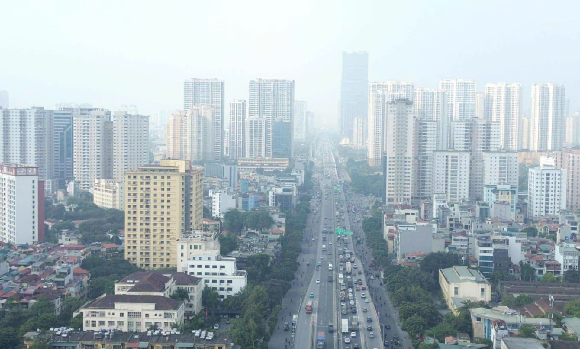 Nhiều quận nội thành bị bao phủ bởi lớp mù bụi, chất lượng không khí duy trì ở ngưỡng xấu suốt buổi sáng.