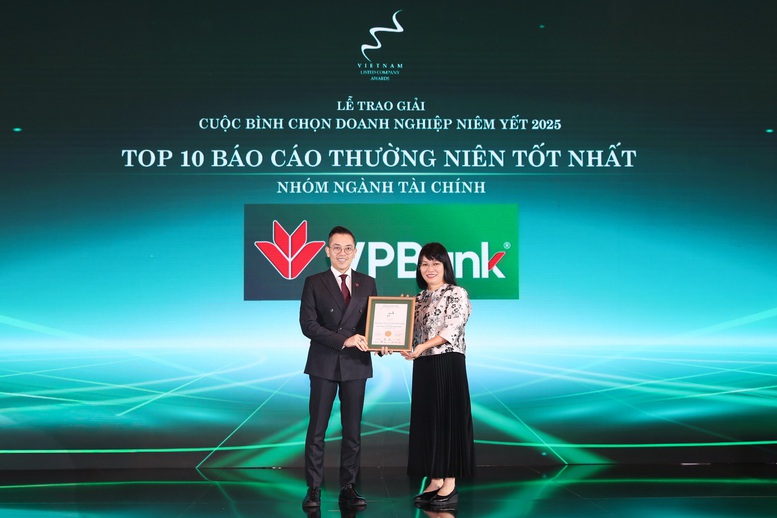 Đại diện VPBank nhận giải thưởng “Top 10 Báo cáo Thường niên tốt nhất – Nhóm ngành Tài chính” tại VLCA 2025