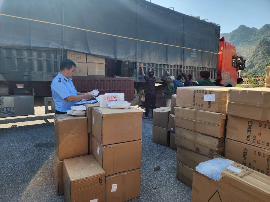 Siết chặt kiểm soát cuối năm, QLTT Lạng Sơn xử phạt 5 vụ vận chuyển hàng lậu trên Quốc lộ 1A