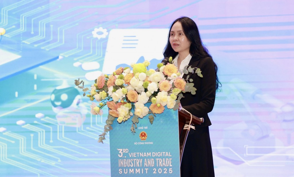 Cục trưởng Cục Thương mại điện tử và Kinh tế số Lê Hoàng Oanh phát biểu.