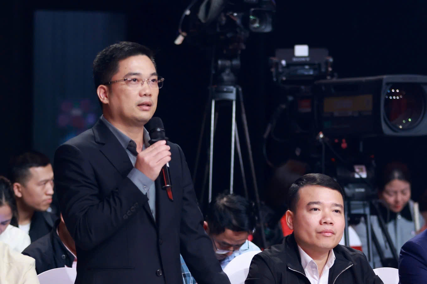 Thượng tá Nguyễn Anh Tuấn phát biểu tại hội nghị đối thoại. (Ảnh: Đài Truyền hình Hà Nội).