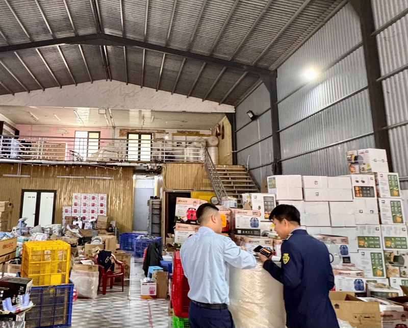 Nhập lậu hơn 400 sản phẩm, hộ kinh doanh đồ gia dụng bị xử phạt