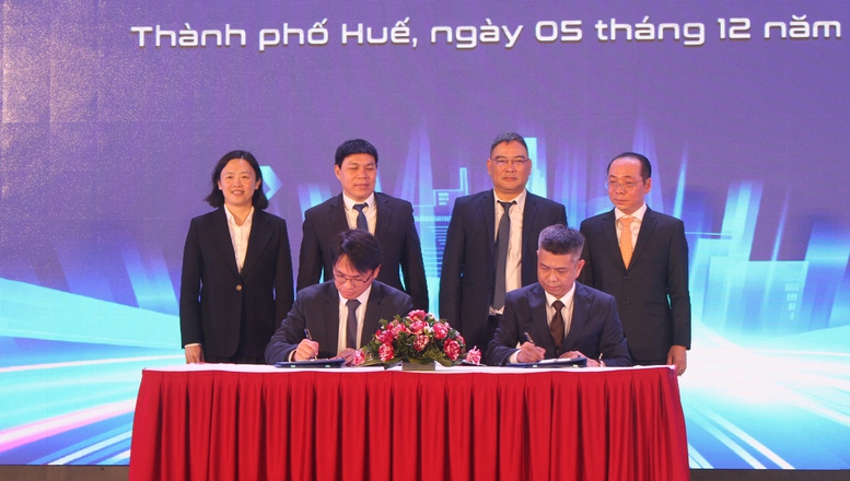 Ký kết hợp đồng hợp dịch vụ kỹ thuật tại nhà máy Việt Nam giữa Kim Long Motor và Yuchai - Ảnh: VGP/Nhật Anh