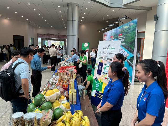 Một số sản phẩm nông sản sạch được giới thiệu tại sự kiện. Ảnh: VGP/HT