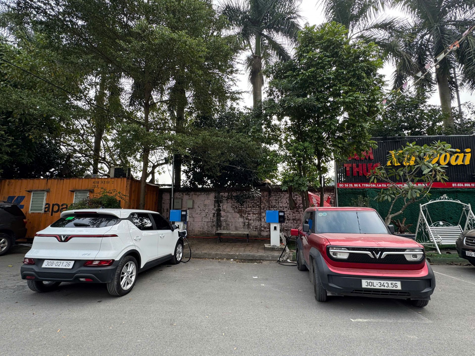 Anh Mạnh tận dụng bãi để xe trước nhà hàng để lắp 3 trạm sạc điện nhằm thu hút khách và tăng thêm nguồn thu.