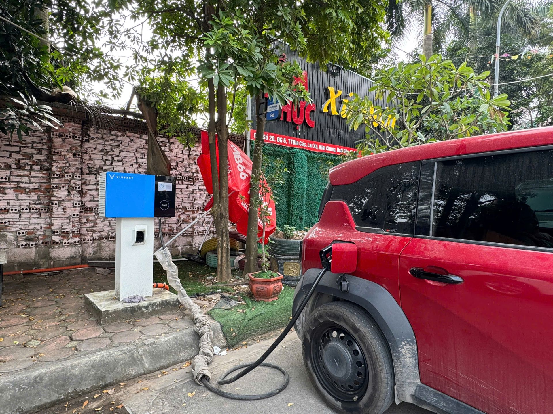 Chỉ cần một bãi đất trống và nguồn điện 3 pha là có thể lắp đặt trạm sạc, nên việc đầu tư khá thuận tiện. (Ảnh: Phương Di)