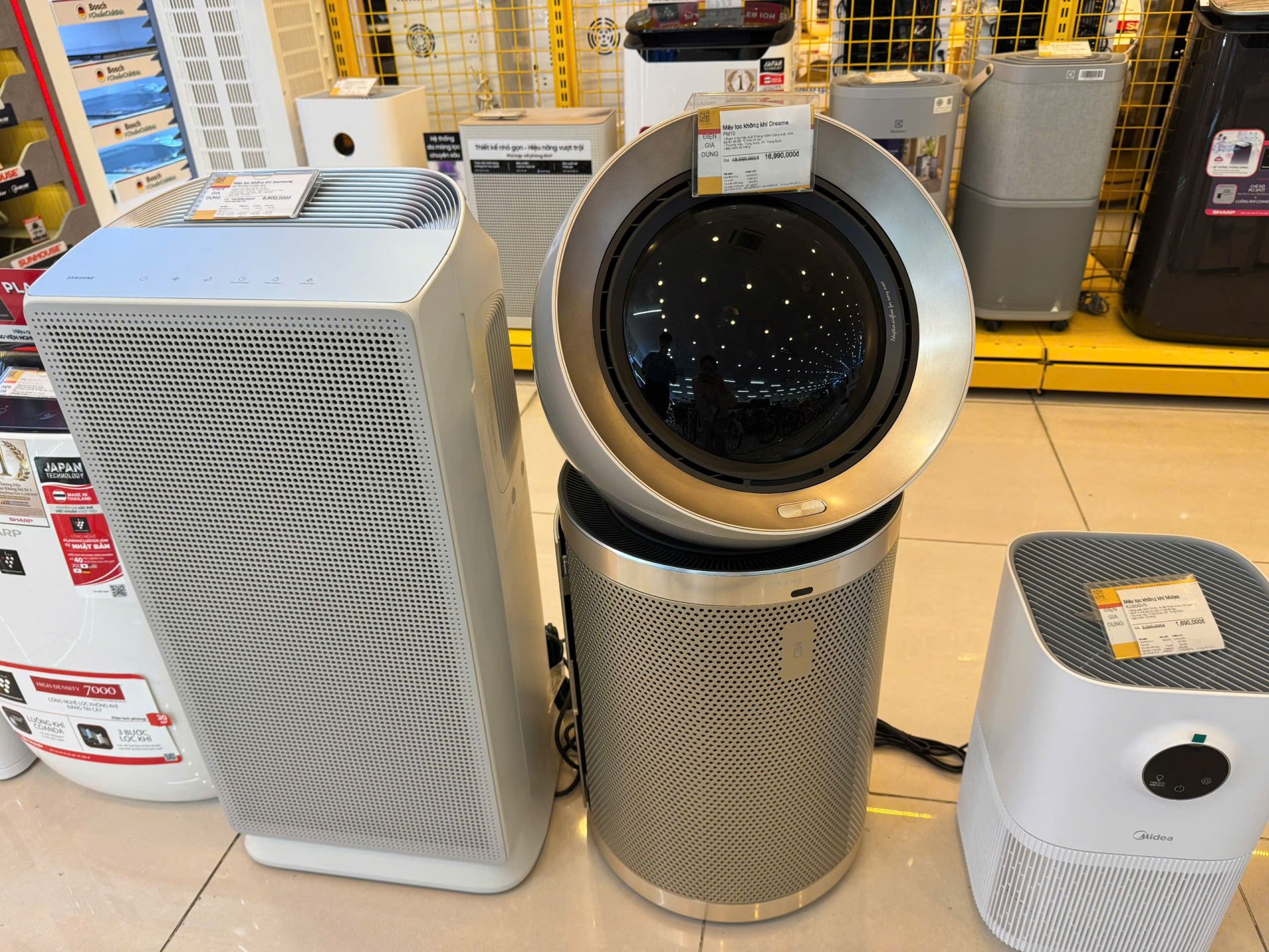 Thương hiệu nội địa Trung cao cấp cũng được bày bán tại điện máy. (Ảnh: Phương Di)