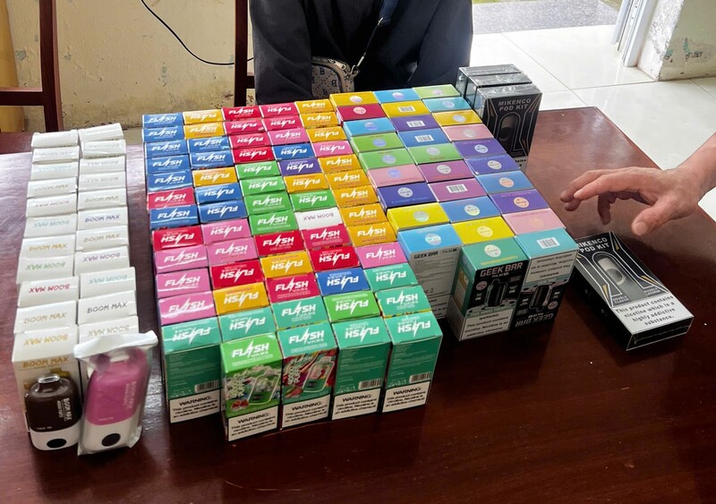 Phát hiện đối tượng mua bán máy hút thuốc lá điện tử
