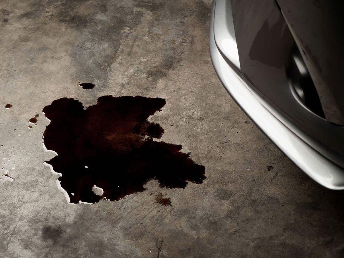 9 lý do khiến ô tô của bạn bị rò rỉ dầu và cách xử lý