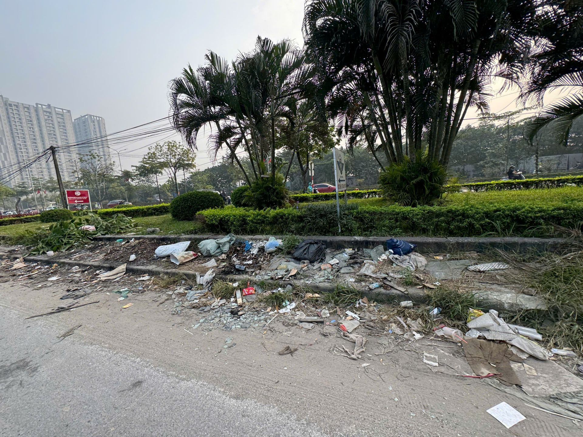 Rác chưa cháy hết nằm lộ thiên ngay đường lớn đông dân đi lại. (Ảnh: Phương Di)