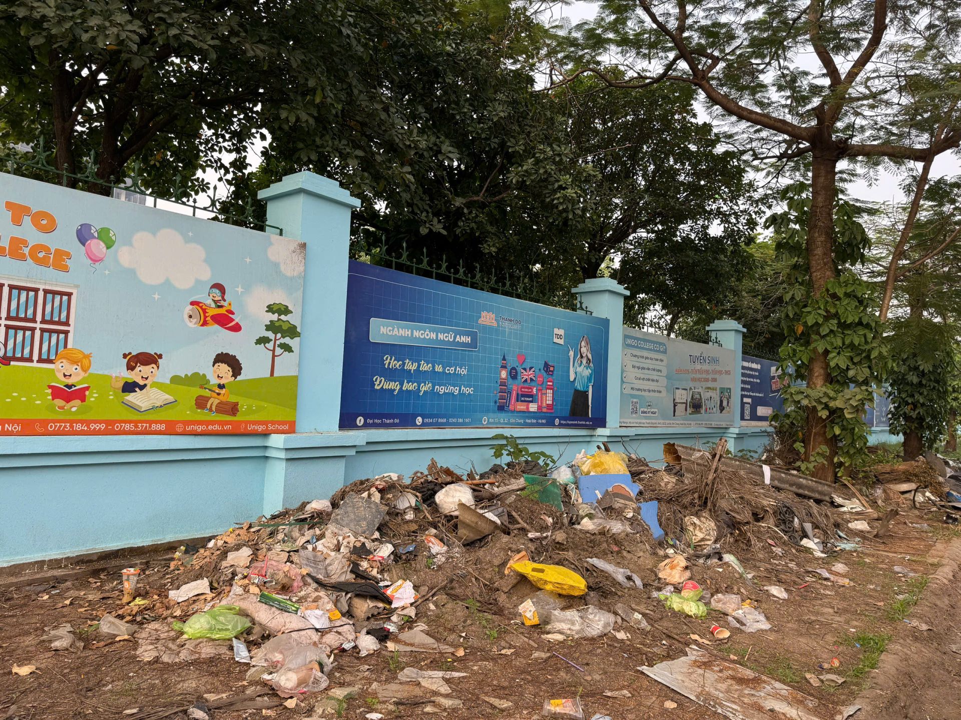 Ngay cổng trường rác thải cũng không được dọn.