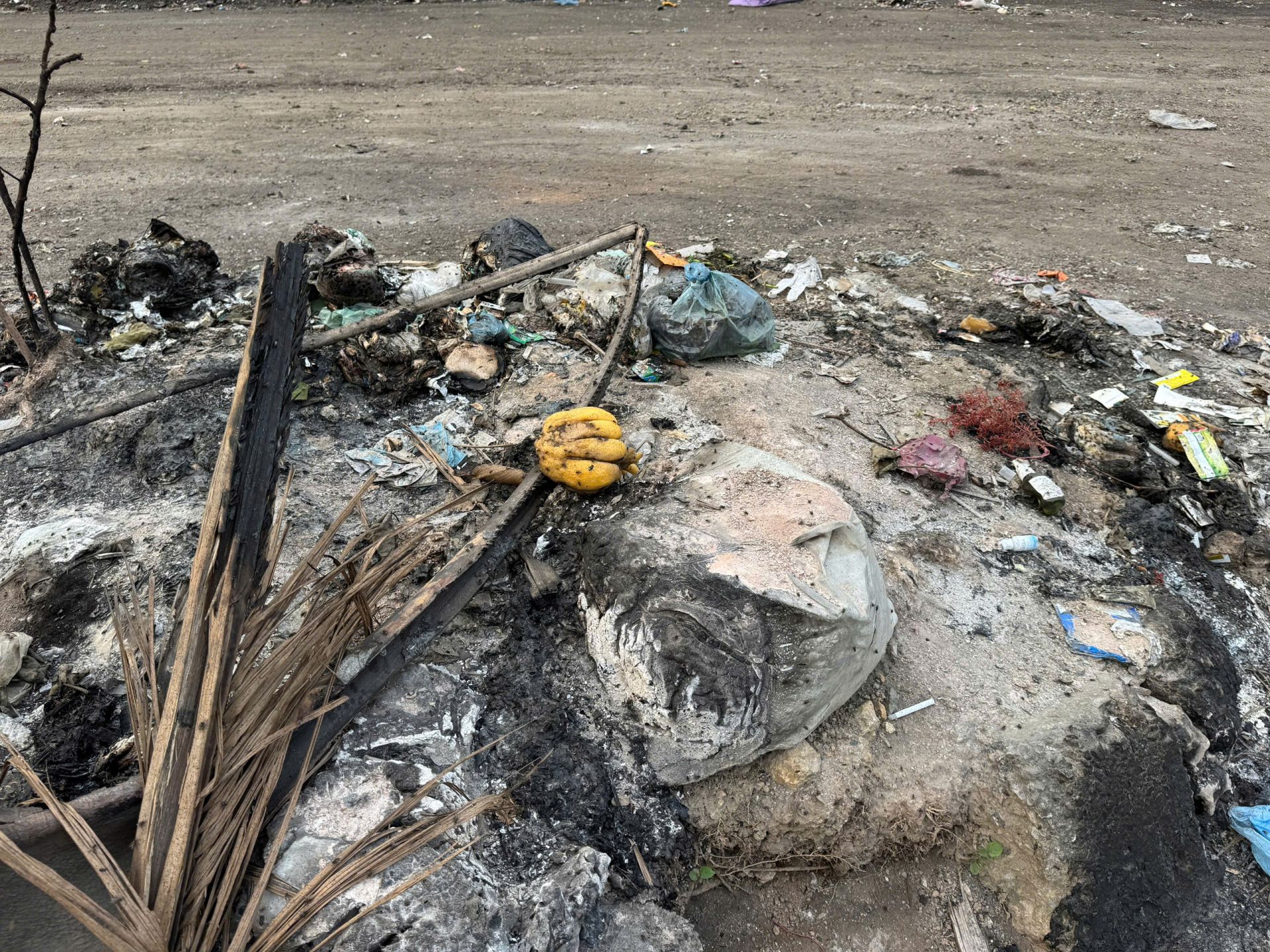 Rác sinh hoạt và phế thải chất đống sát hàng rào khu dân cư, bốc mùi nồng nặc. (Ảnh: Phương Di)