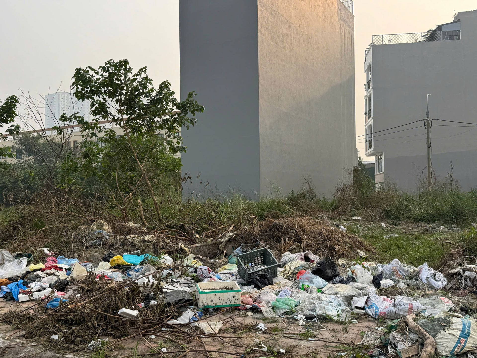 Một điểm vất rác tự phát ngay cạnh khu dân cư gây bức xúc cho người dân sống tại đây. (Ảnh: Phương Di)