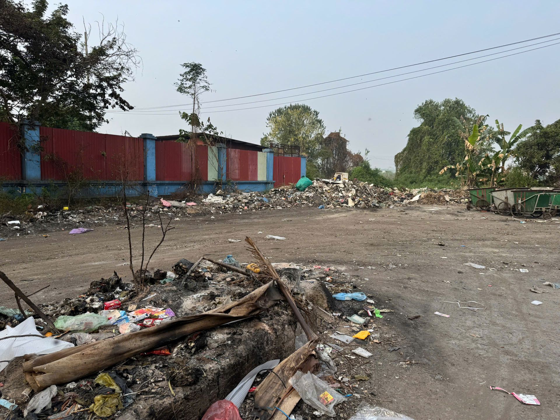 Thôn Lai Xá, Hoài Đức: Đường thành bãi rác, dân “sống chung với ruồi”