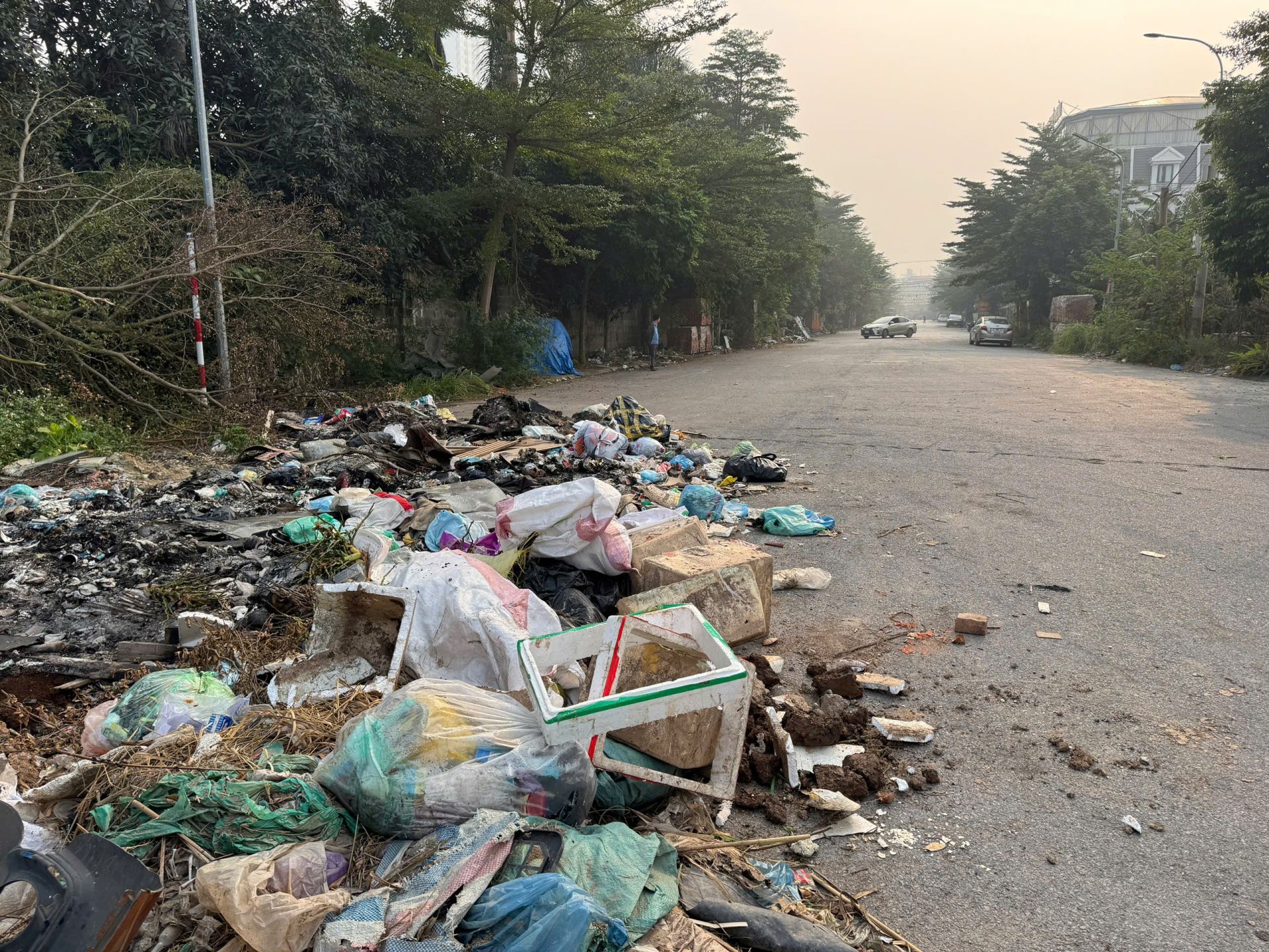 Người dân tự ý vất rác trên một con đường ngay trước cửa một hộ dân sống cạnh đó. (Ảnh: Phương Di)