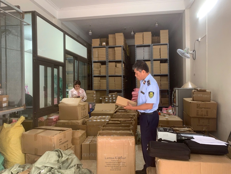 Hơn 7.500 sản phẩm giả mạo nhãn hiệu ZARA đang được rao bán công khai trên trang cá nhân mạng xã hội Facebook - Ảnh: QLTT HN