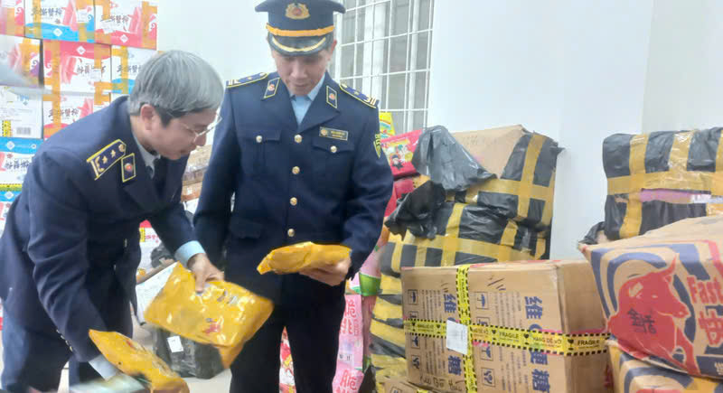 Quản lý thị trường TP Huế xử phạt hơn 1,2 tỷ đồng, tịch thu hàng lậu trị giá trên 3 tỷ trong năm 2025