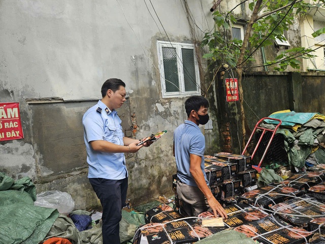 Đội Quản lý thị trường số 14 phát hiện 1.678 kg lạp xưởng không có hóa đơn, chứng từ tại một cơ sở ở phường Từ Liêm. Ảnh: VGP.