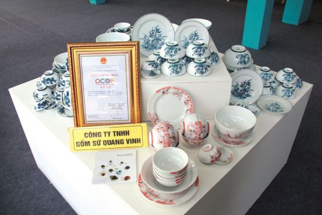 4 sản phẩm gốm sứ của Công ty TNHH Gốm sứ Quang Vinh được chứng nhận OCOP 5 sao từ năm 2020. Ảnh: VGP.