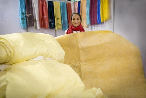 Chăn tơ tằm tự dệt của nghệ nhân Phan thị Thuận (Công ty TNHH Dâu tằm tơ Mỹ Đức) được chứng nhận OCOP 5 sao năm 2023. Ảnh: VGP.