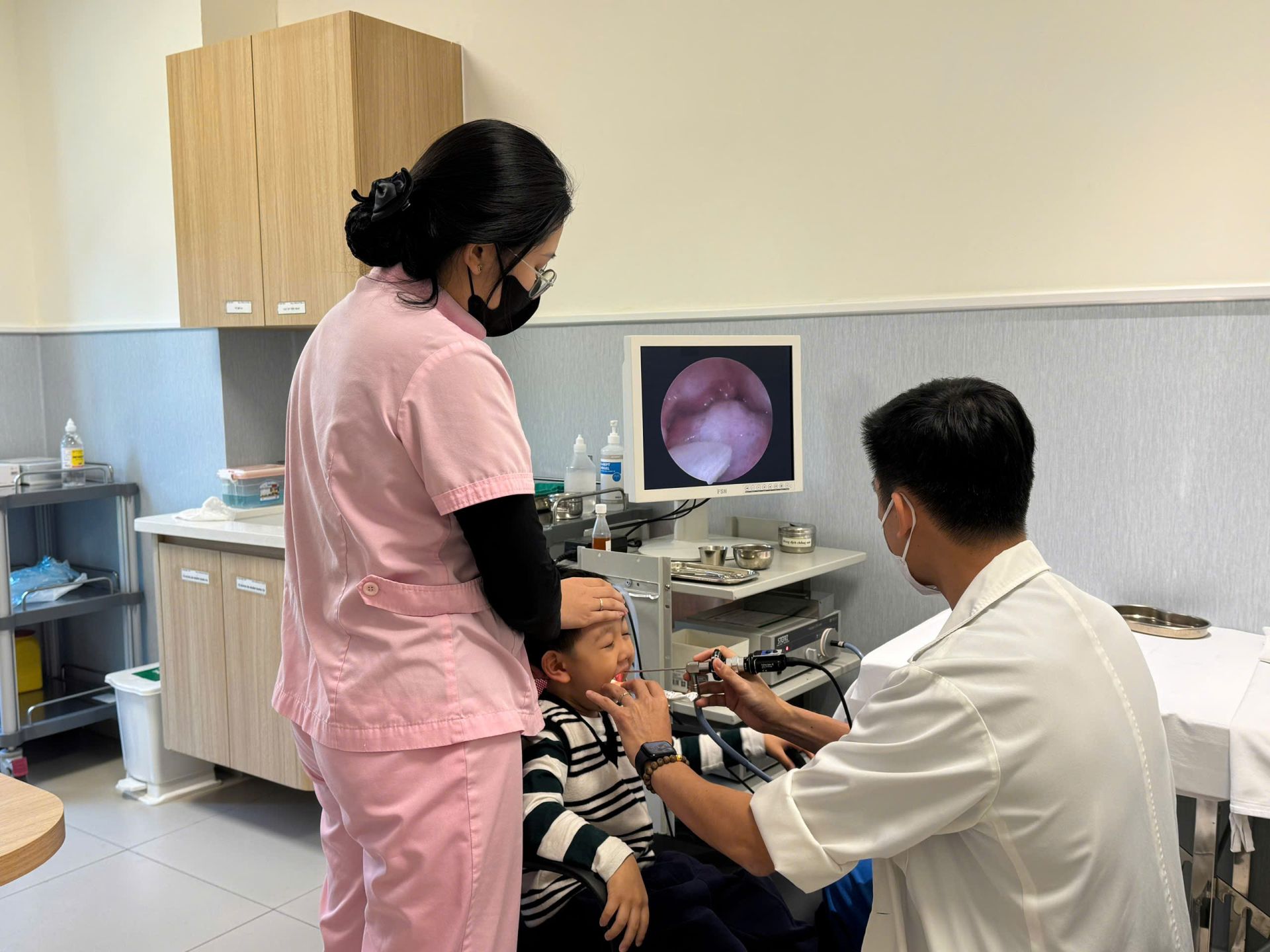 Trẻ em là nhóm đối tượng bị bệnh về đường hô hấp do ảnh hưởng của ô nhiễm không khí nhiều nhất. (Ảnh: Phương Di)