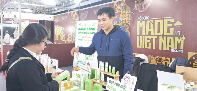 Người dân tham quan, mua sắm hàng Việt Nam tại Hội chợ. Ảnh: VGP/TL