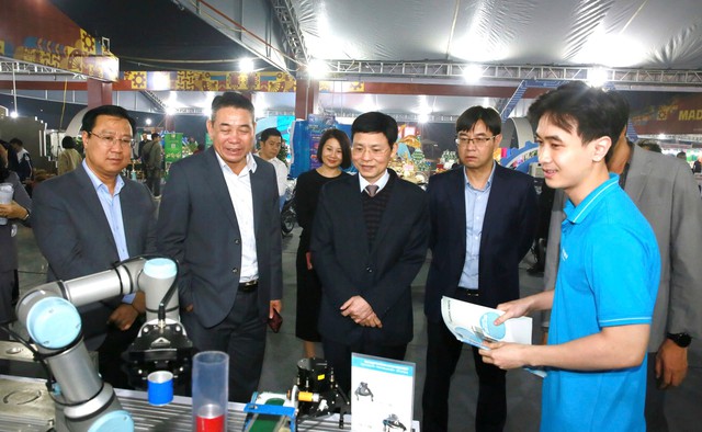 Các đại biểu tham quan gian hàng tại Hội chợ. Ảnh: VGP/TL