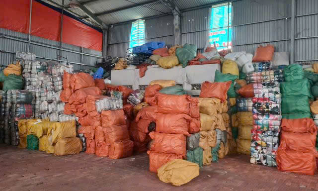 Hải Phòng tạm giữ hơn 94 tấn quần áo cũ không rõ nguồn gốc tại Kiến An