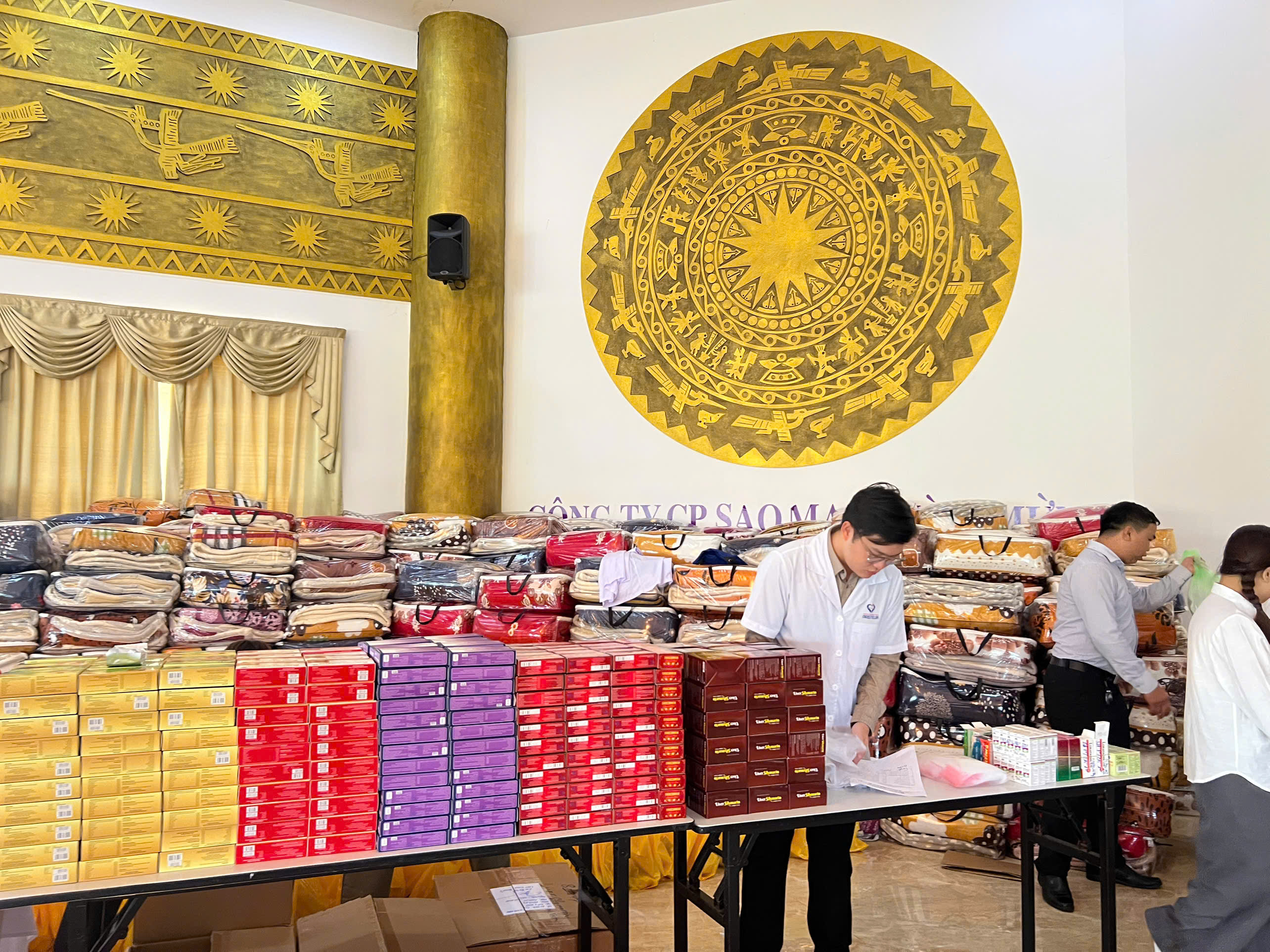 C&aacute;c phần qu&agrave; v&agrave; thuốc men được chuẩn bị chu đ&aacute;o, trao tặng tới người d&acirc;n v&ugrave;ng lũ Đắk Lắk trong khu&ocirc;n khổ Chương tr&igrave;nh.