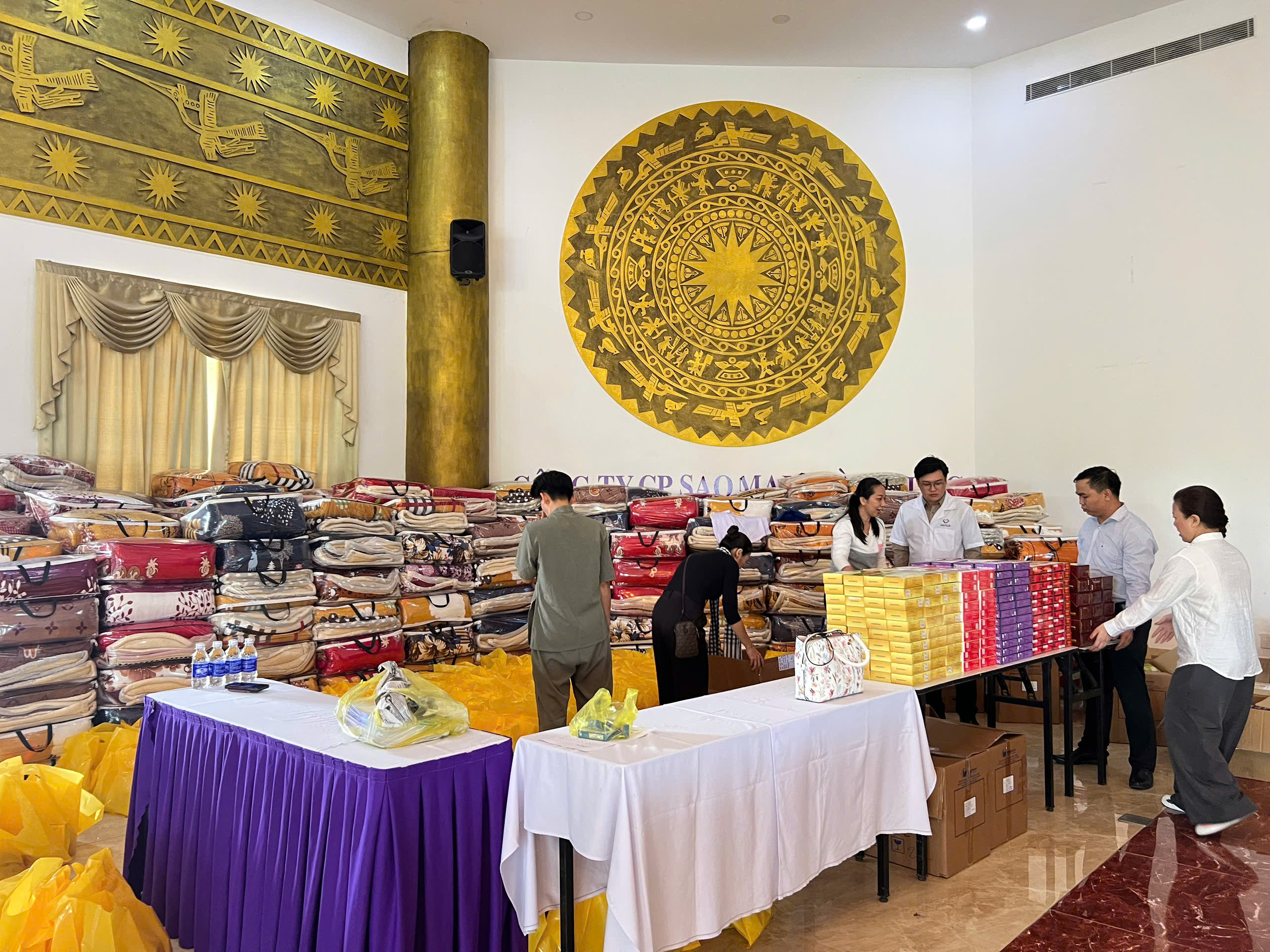 Chương tr&igrave;nh kh&aacute;m bệnh, tặng qu&agrave; cho 550 hộ d&acirc;n v&ugrave;ng lũ Đắk Lắk diễn ra từ ng&agrave;y 13-14/12.